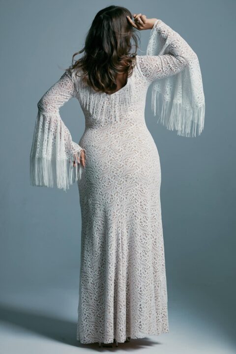 suknia ślubna z długimi rękawami i falbanami, widoczna z tyłu, w jasnym kolorze