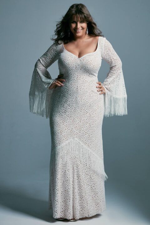 suknia ślubna z długimi rękawami i frędzlami w kolorze białym