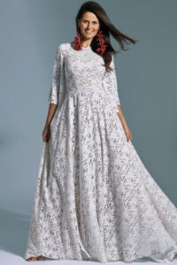 suknia ślubna z długimi rękawami i koronkowym wzorem, w kolorze białym
