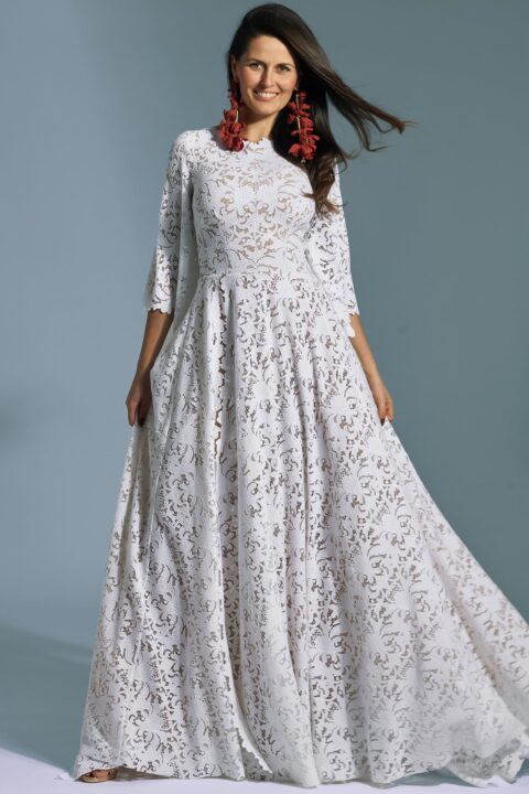 suknia ślubna z długimi rękawami i koronkowym wzorem, w kolorze białym