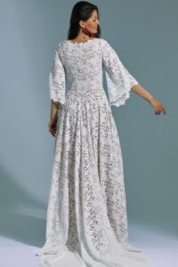 suknia ślubna z koronkowym wzorem, długimi rękawami i rozkloszowanym dołem