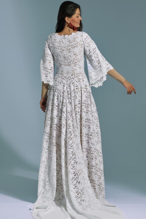 suknia ślubna z koronkowym wzorem, długimi rękawami i rozkloszowanym dołem