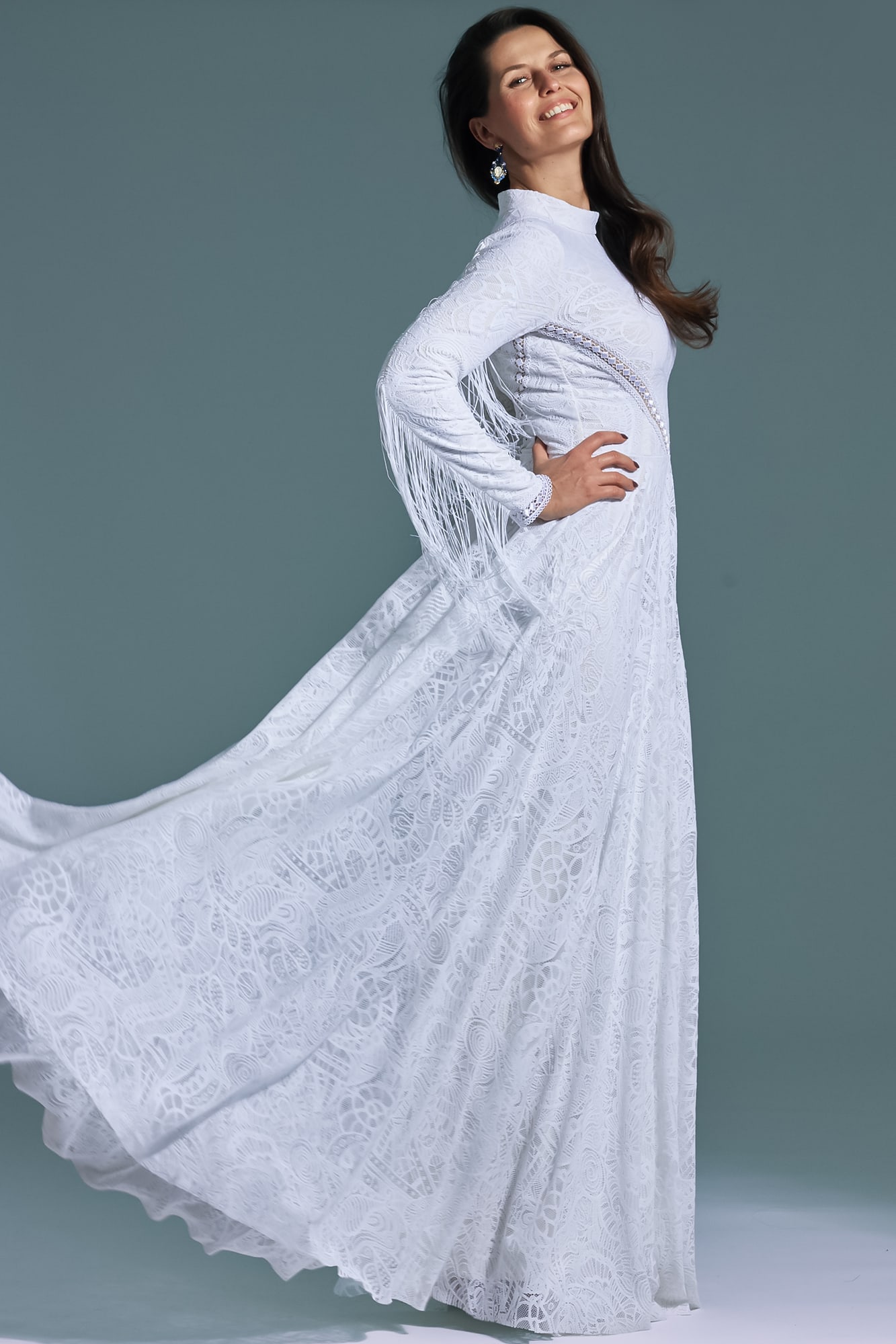 suknia ślubna w kolorze białym z długimi rękawami i rozkloszowanym dołem