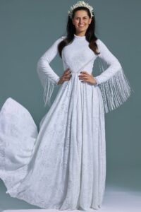 suknia ślubna z długimi rękawami, koronkowym wzorem i frędzlami na rękawach, w kolorze białym