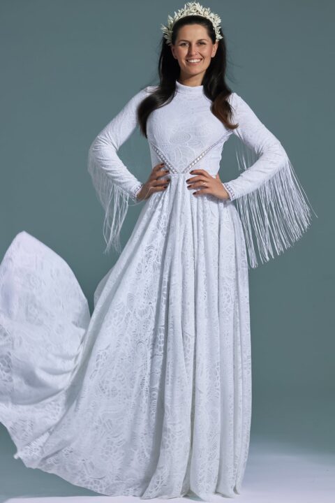 suknia ślubna z długimi rękawami, koronkowym wzorem i frędzlami na rękawach, w kolorze białym