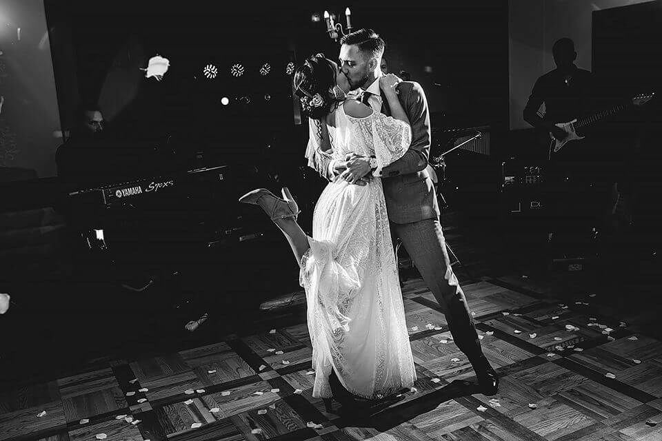 Para tańcząca na parkiecie w eleganckiej scenerii.