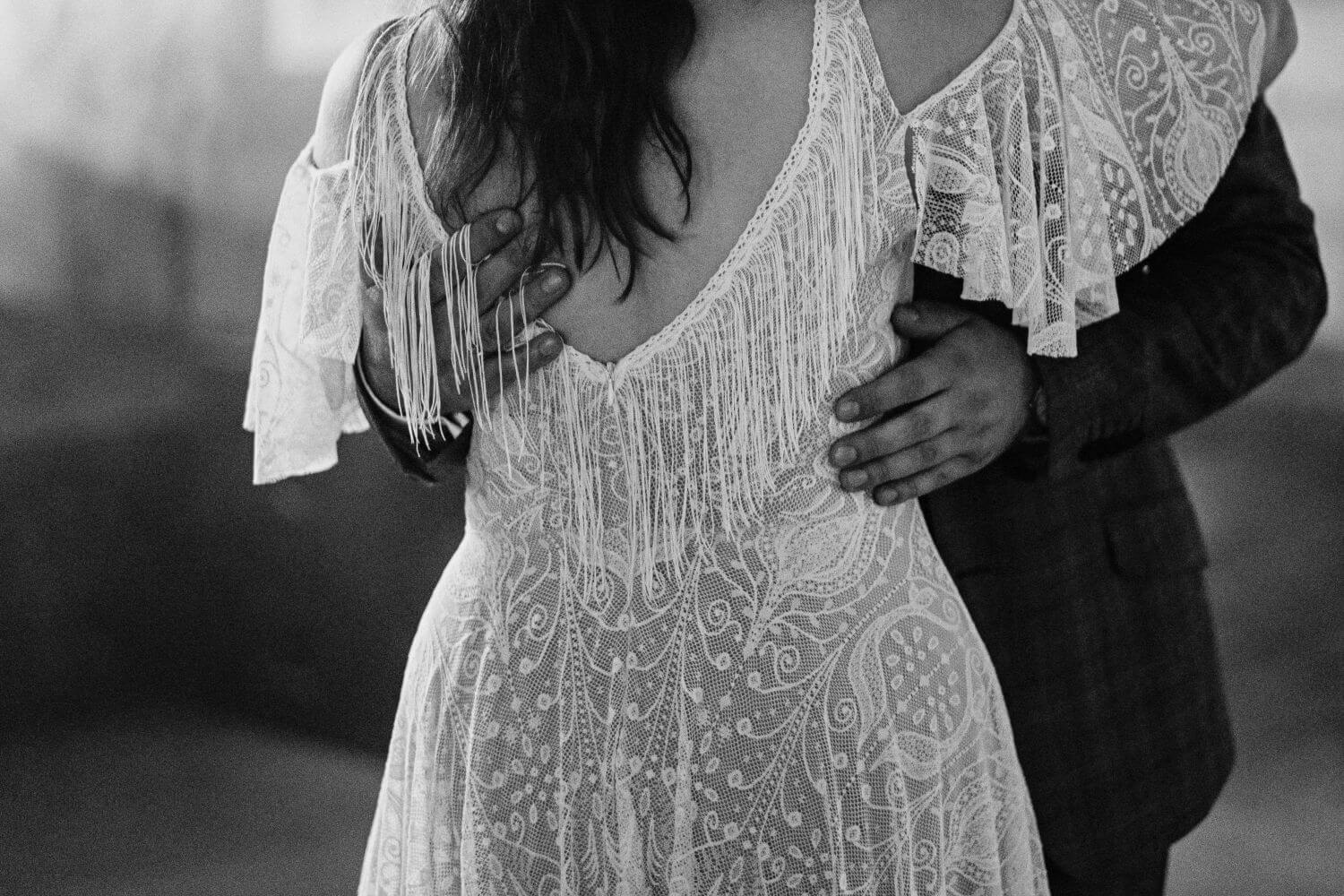 suknia ślubna z dekoltem w kształcie litery V i falbaniastymi rękawami