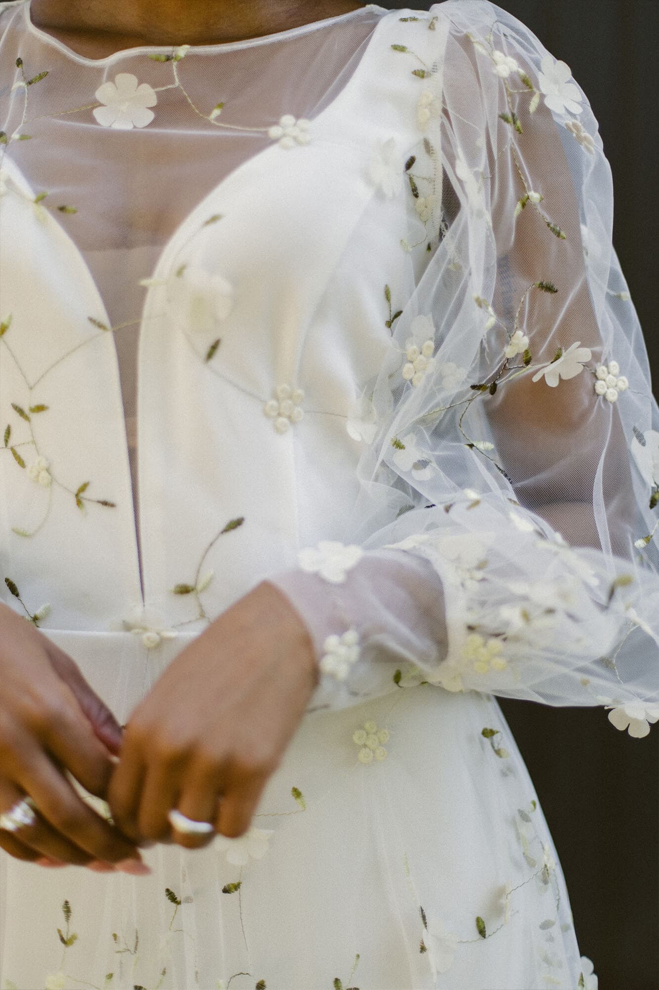 suknia ślubna z koronkowymi detalami i przezroczystymi rękawami