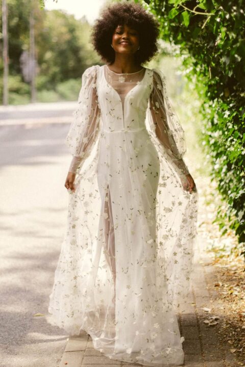 suknia ślubna z długimi rękawami, koronkowym wykończeniem i rozcięciem z przodu