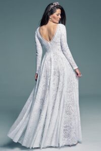 suknia ślubna z długimi rękawami, dekoltem w serek i koronkowym wykończeniem z tyłu