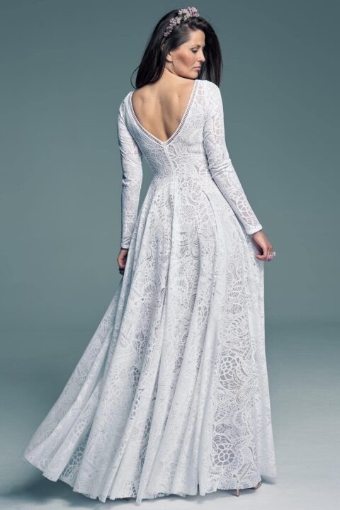 suknia ślubna z długimi rękawami, dekoltem w serek i koronkowym wykończeniem z tyłu