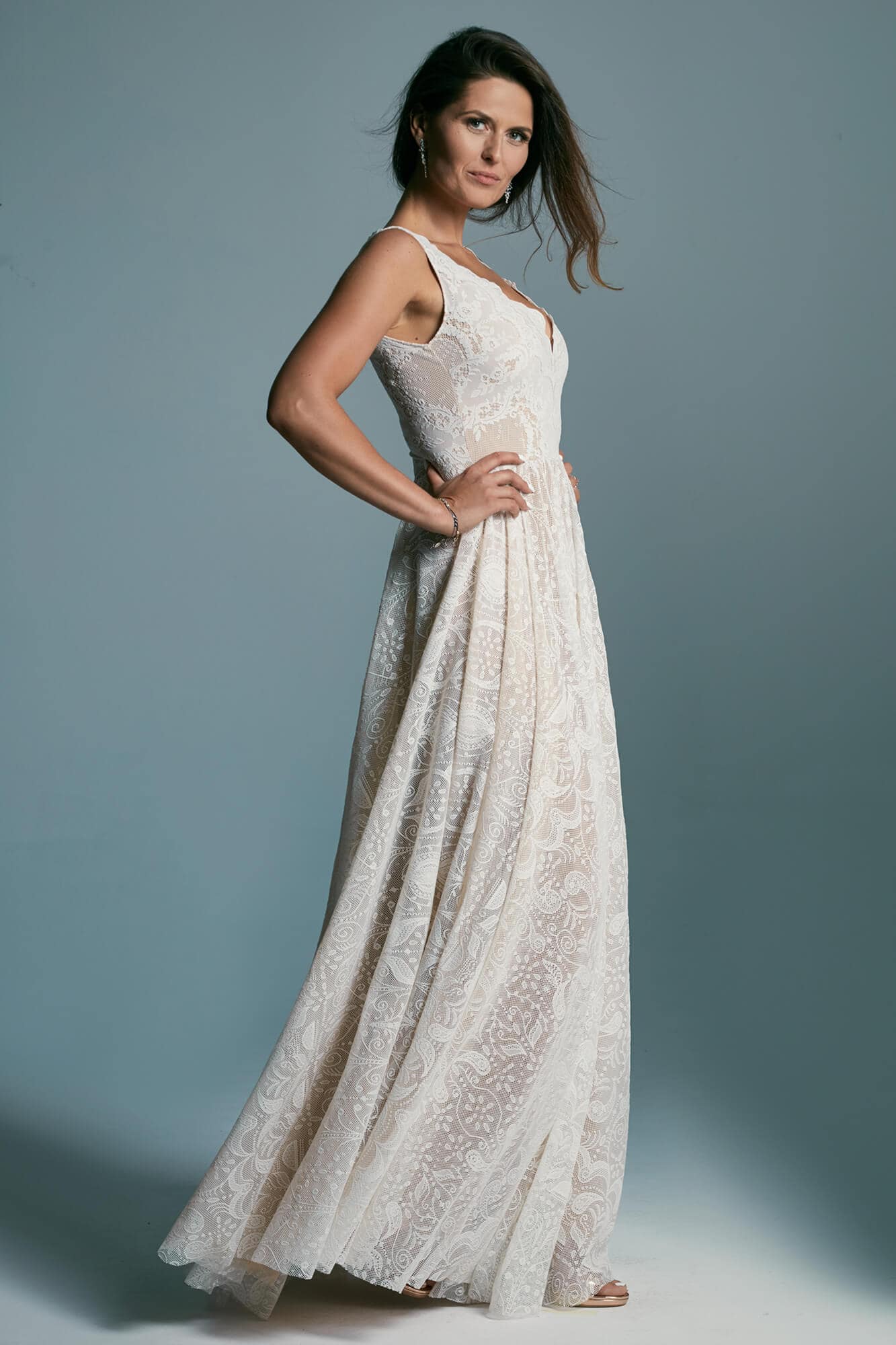 suknia ślubna o długim kroju, z koronkowym wykończeniem i cienkimi ramiączkami