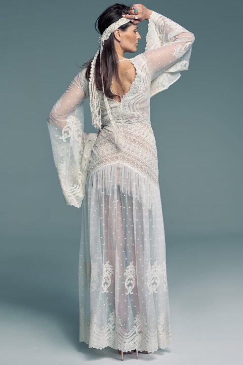 suknia ślubna z długimi rękawami, przezroczystym materiałem i koronkowym wykończeniem na dole