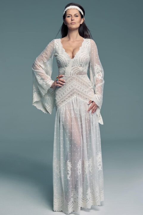 suknia ślubna z długimi rękawami, dekoltem w serek i koronkowym wykończeniem