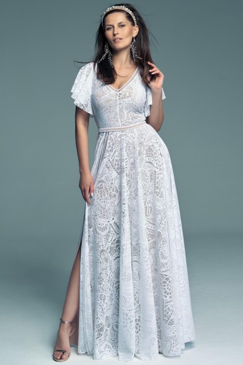 suknia ślubna o długim kroju, z koronkowym wzorem i rękawami w stylu falbanek