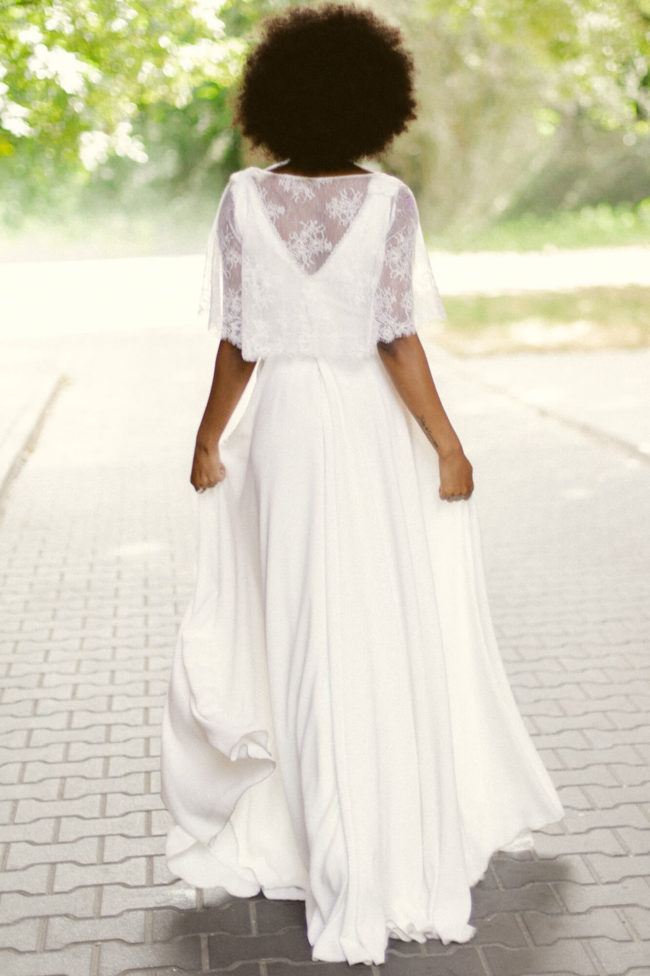 suknia ślubna z długim, zwiewnym dołem i koronkowym, krótkim rękawem