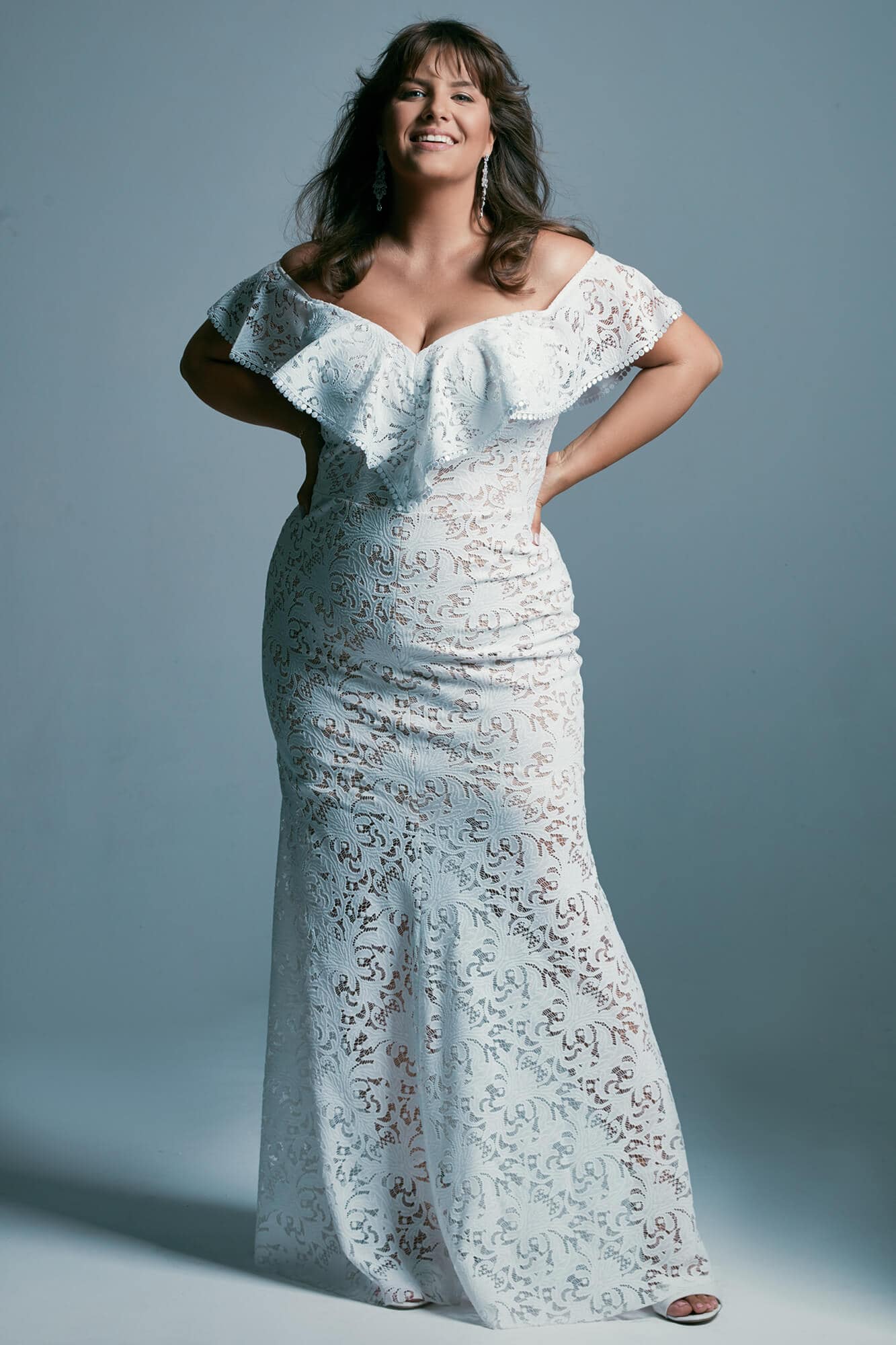 suknia ślubna z koronkowym wykończeniem i falbaną na dekolcie