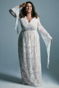 suknia ślubna z długimi rękawami, wykonana z koronkowego materiału w kolorze białym