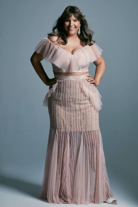 suknia z przezroczystymi rękawami i falbanami, z dopasowanym gorsetem i rozkloszowanym dołem