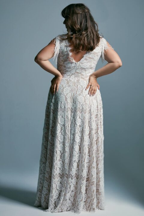 suknia ślubna z koronkowym wykończeniem i dekoltem w serek, widoczna z tyłu.