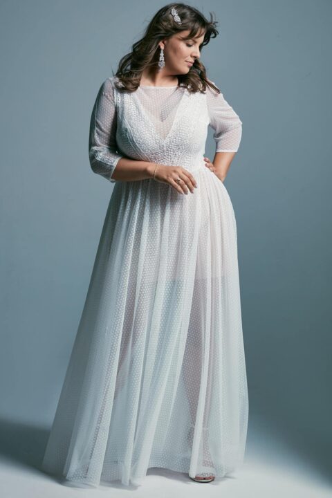 suknia ślubna z długimi rękawami, wykonana z lekkiego materiału, w kolorze białym