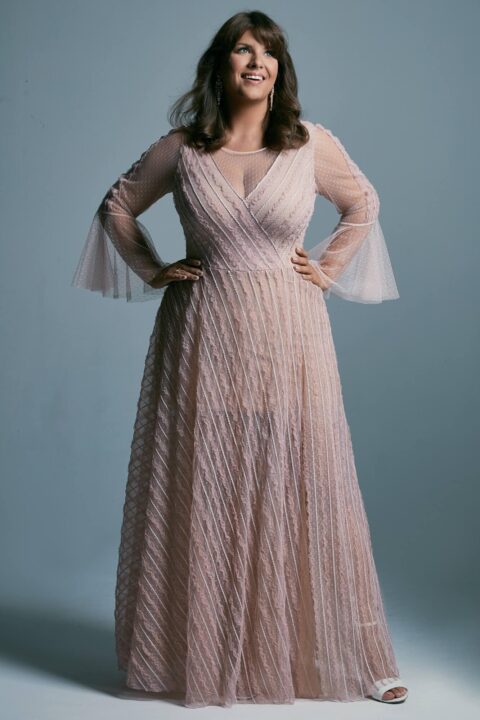 suknia w kolorze różowym z długimi rękawami i falbanami, z widocznym wzorem w paski