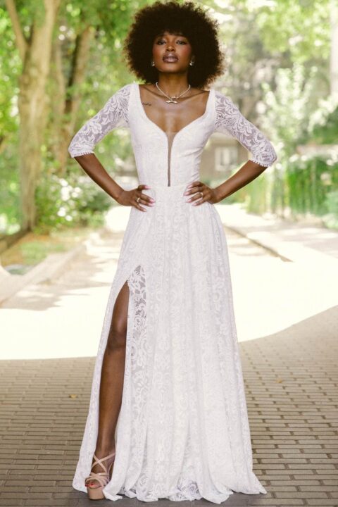 suknia ślubna z długimi koronkowymi rękawami i dekoltem w serek, z rozcięciem na nogawce.