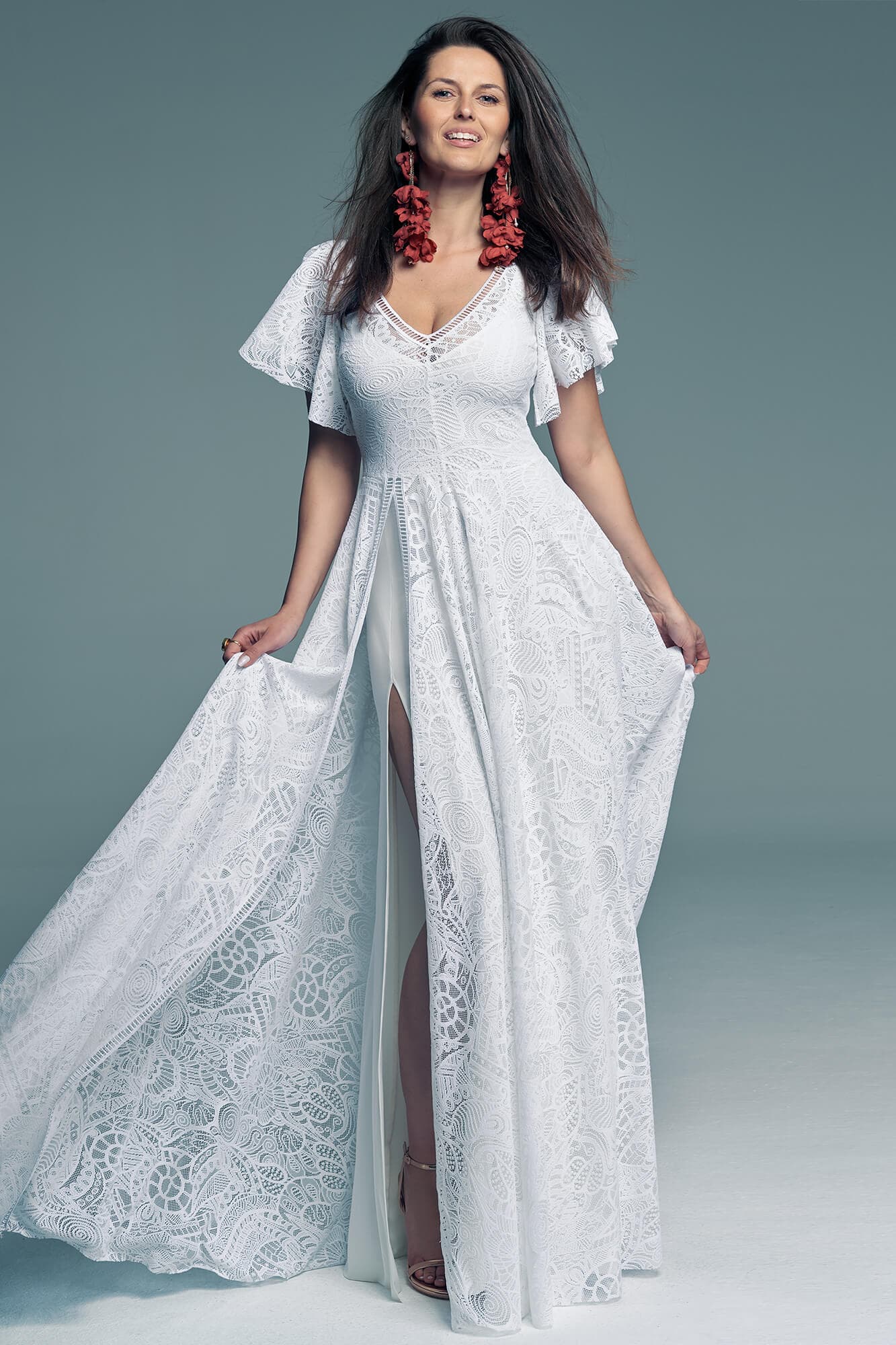 suknia ślubna z koronkowymi rękawami i dekoltem, z rozcięciem na nogawce