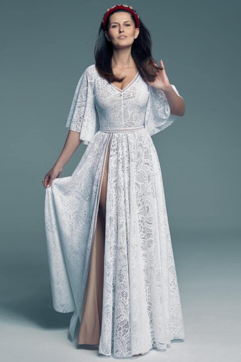 suknia ślubna z długimi rękawami i rozcięciem na udzie, w kolorze białym z wzorem.