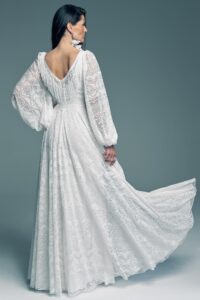 suknia ślubna z długimi rękawami, koronkowym wykończeniem i rozkloszowanym dołem.