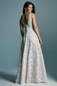 suknia ślubna z dekoltem w serek, ozdobiona wzorem, z odkrytymi plecami i długim dołem