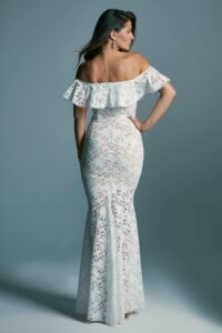 suknia ślubna z odkrytymi ramionami, koronkowym wzorem i dopasowanym krojem do kolan