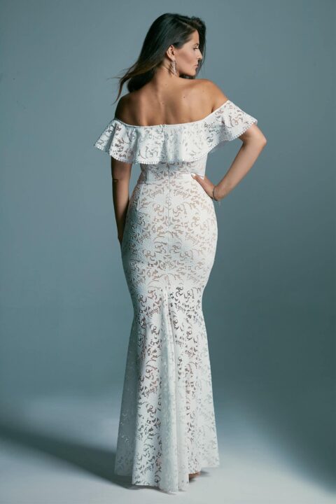 suknia ślubna z odkrytymi ramionami, koronkowym wzorem i dopasowanym krojem do kolan