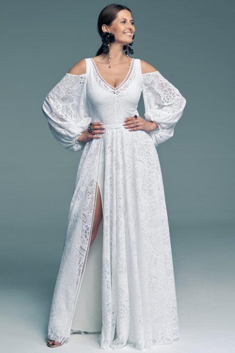 suknia ślubna z długimi, bufiastymi rękawami i rozcięciem z przodu