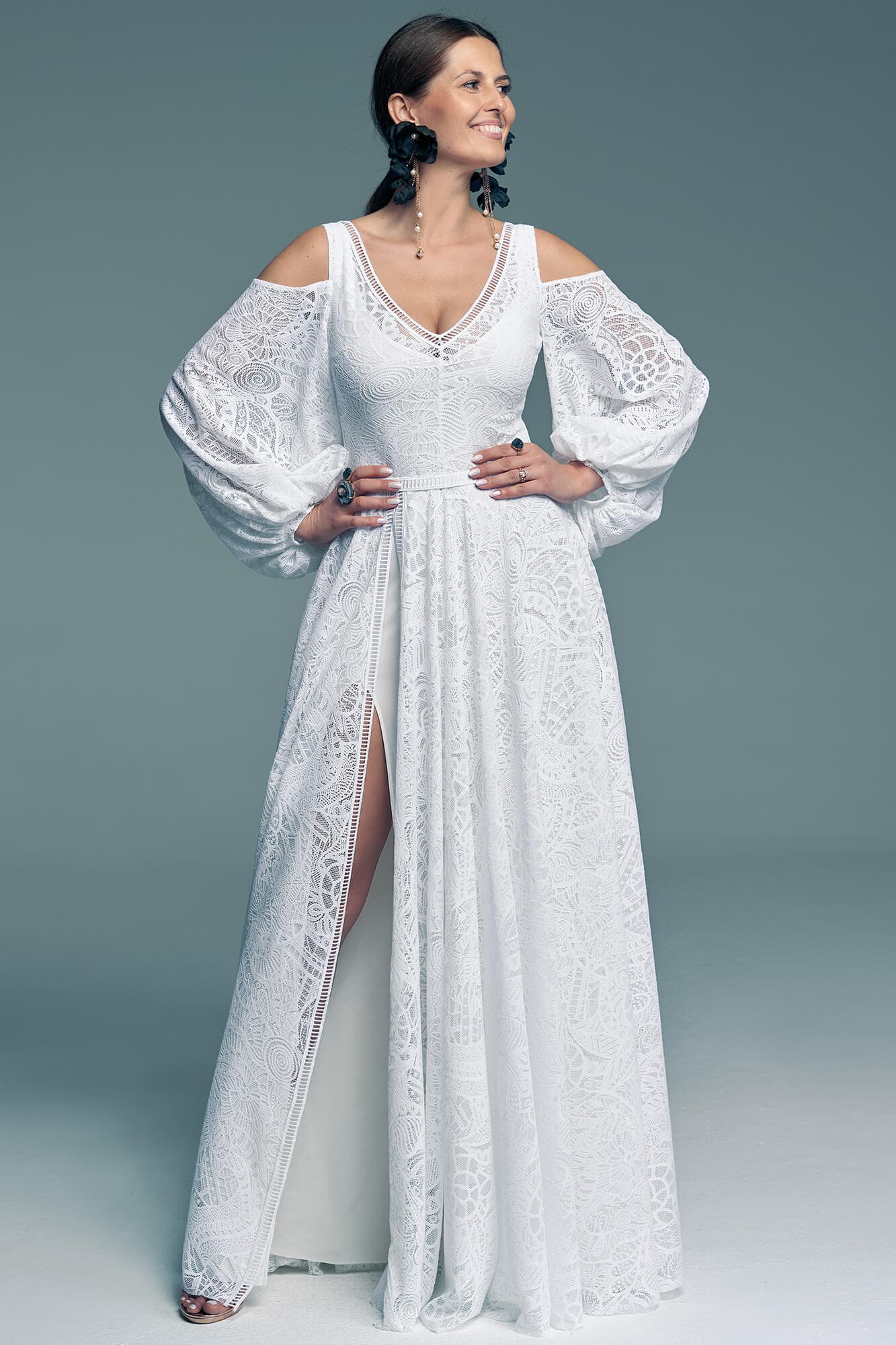 suknia ślubna z długimi, bufiastymi rękawami i rozcięciem z przodu