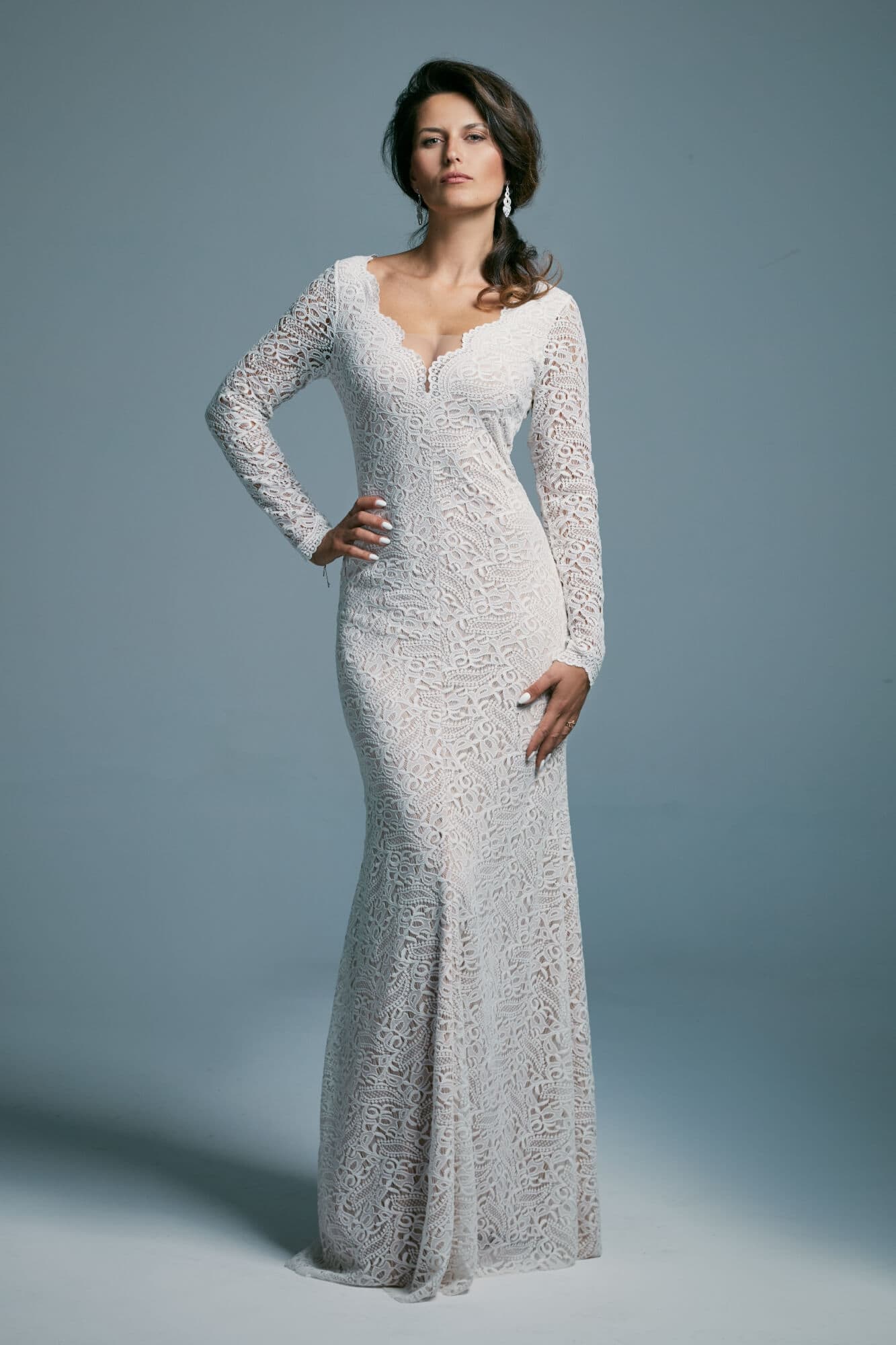 suknia ślubna z długimi rękawami i dekoltem w serek, pokryta błyszczącym materiałem