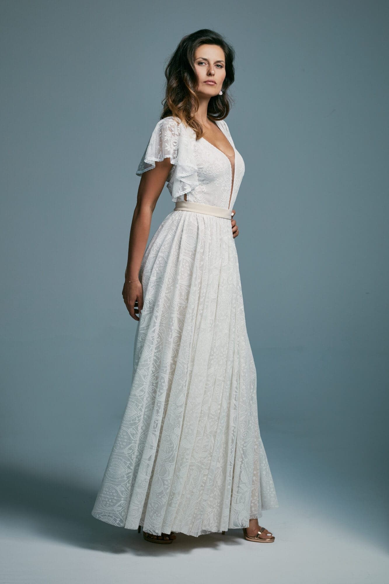 suknia ślubna z długim dołem, krótkimi rękawami i dekoltem w serek