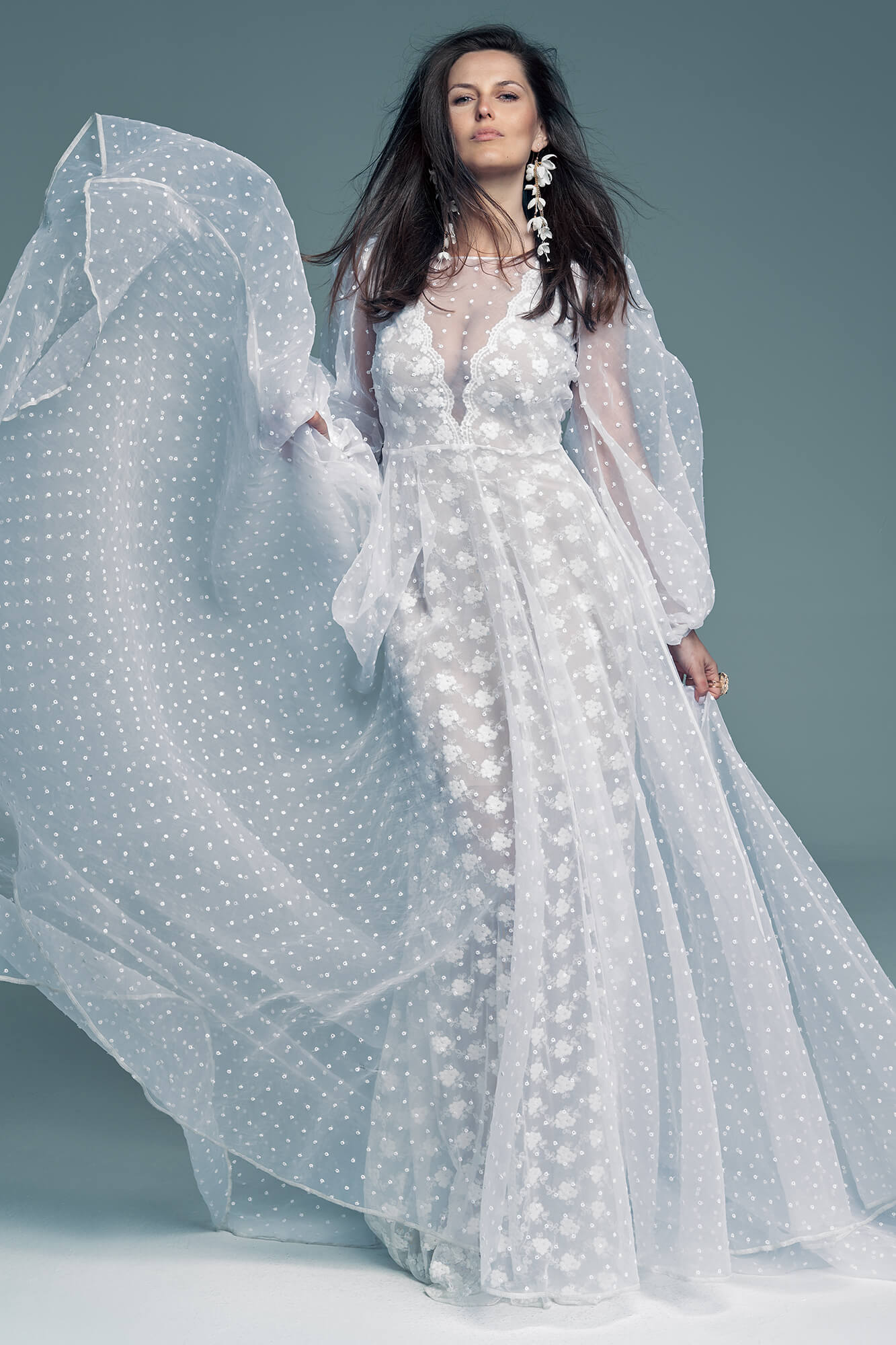 suknia ślubna z długimi rękawami, przezroczystym materiałem i haftem w kształcie kwiatów