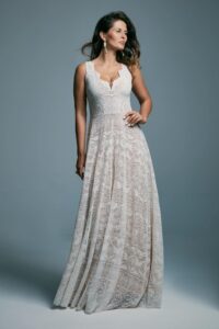 suknia ślubna z koronkowym wykończeniem, z dekoltem i długą spódnicą