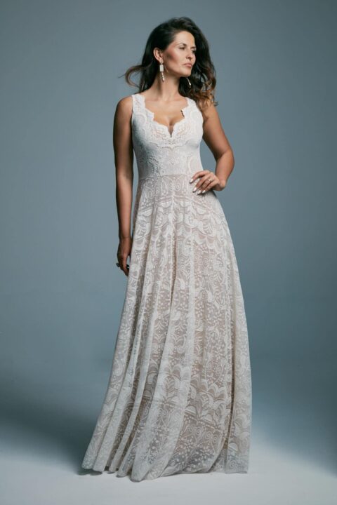 suknia ślubna z koronkowym wykończeniem, z dekoltem i długą spódnicą