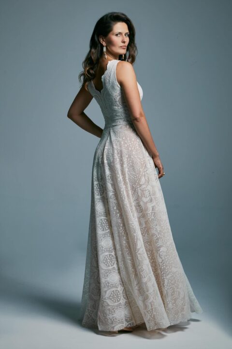 suknia ślubna z koronkowym detalem, z odkrytymi ramionami, widok z tyłu