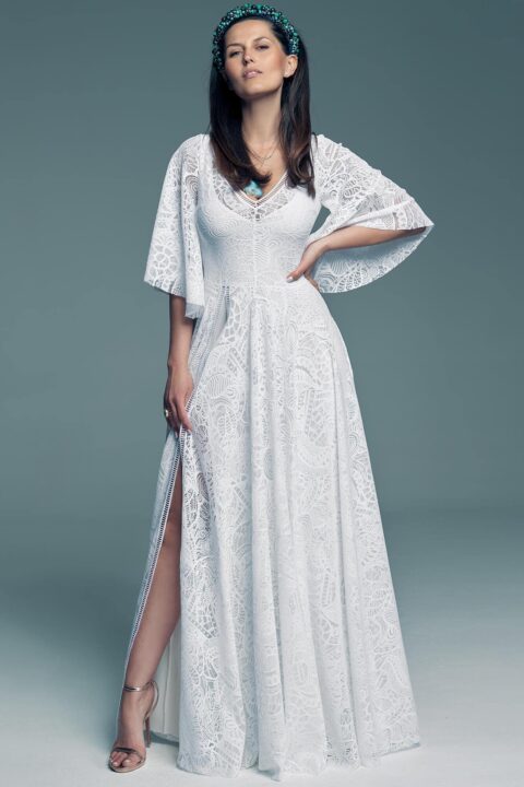 suknia ślubna z długimi rękawami, z koronkowymi detalami i rozcięciem z boku