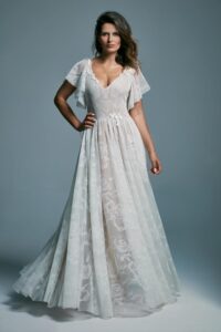 suknia ślubna z koronkowymi rękawami i dekoltem w kształcie litery V