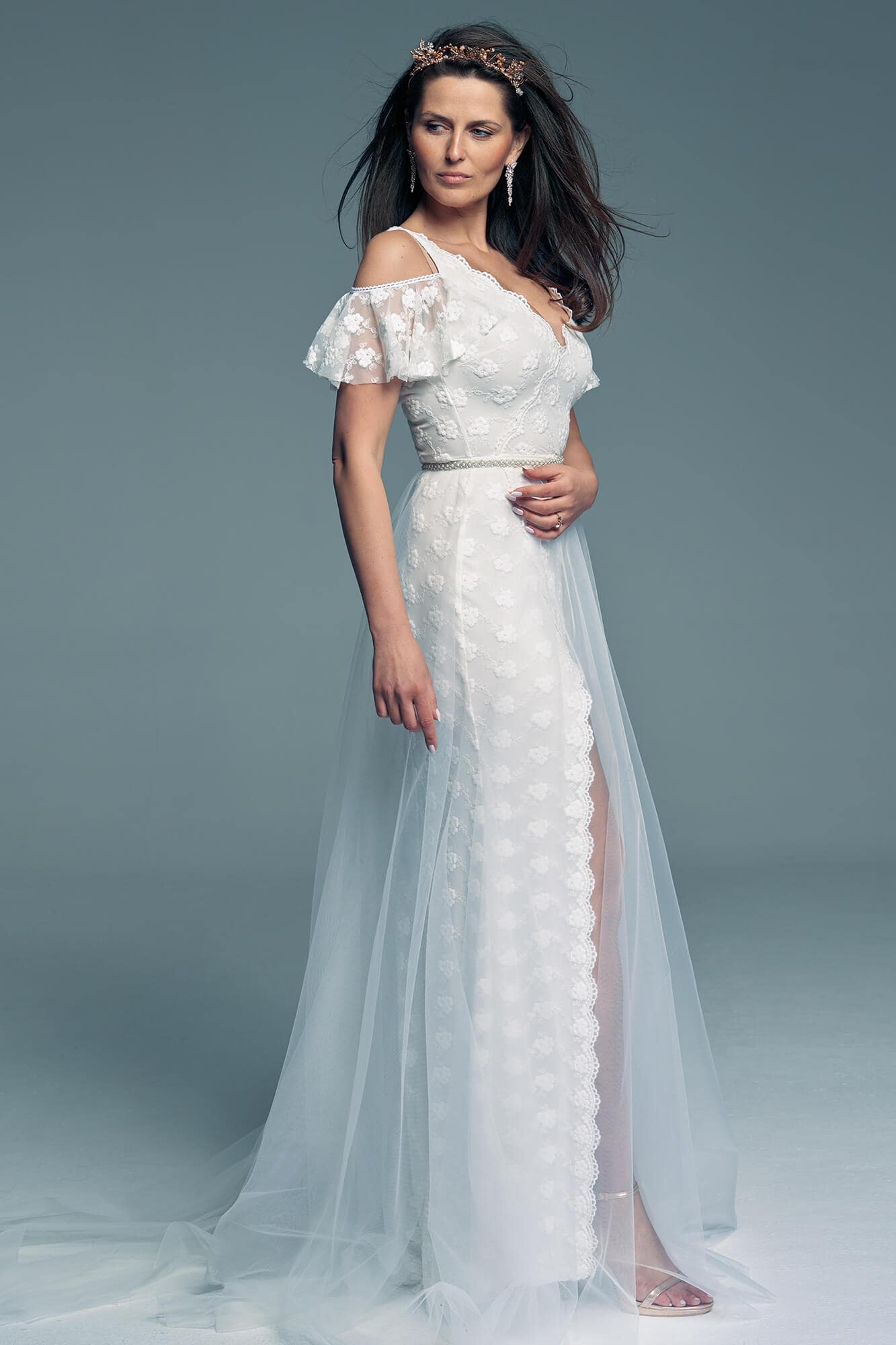 suknia ślubna z ramiączkami, z koronkowym górnym elementem i rozcięciem z przodu