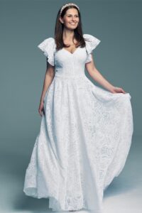 suknia ślubna z koronkowym wzorem, z dekoltem w kształcie litery V i falbaniastymi rękawami