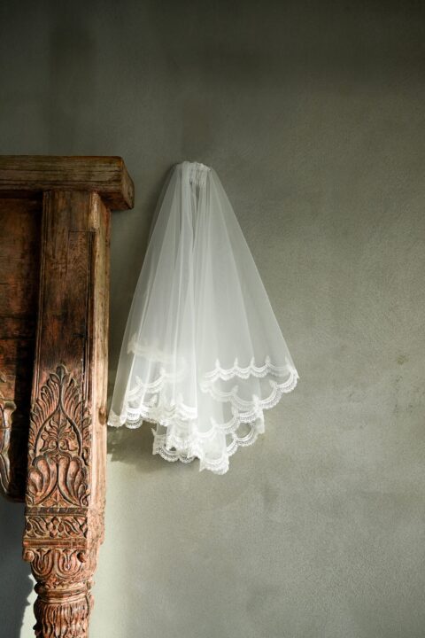 złota koronkowa welon wiszący na ścianie