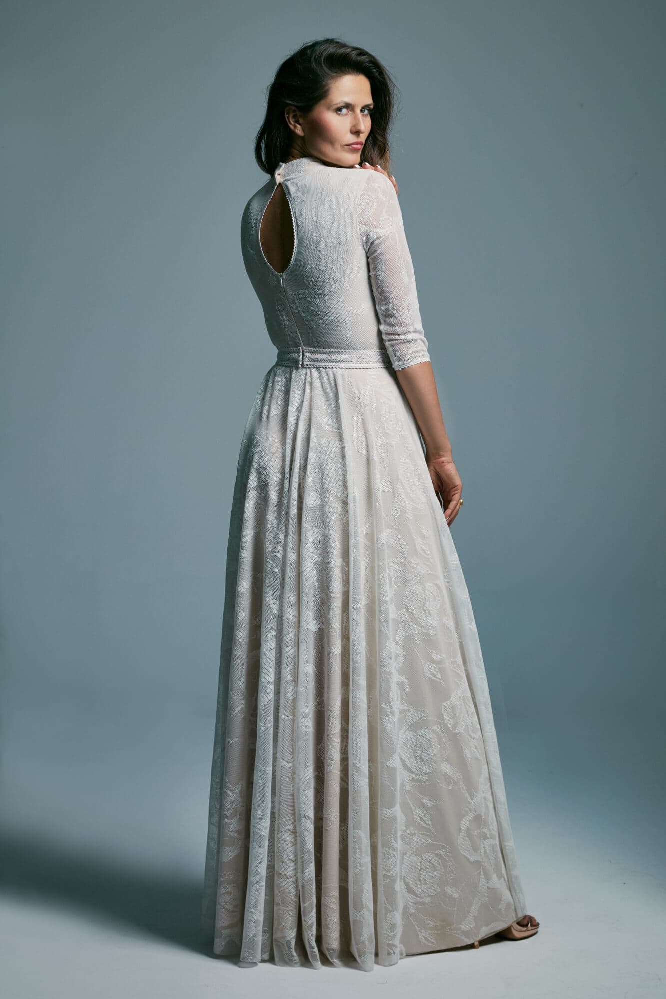 suknia ślubna z długim rękawem i dekoltem w kształcie łezki, widok z tyłu