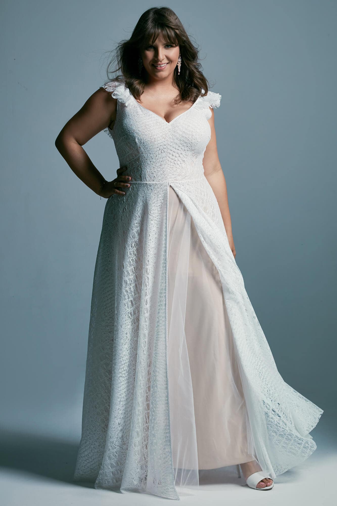 suknia ślubna z koronkowymi akcentami i rozcięciem, z dekoltem w kształcie litery V