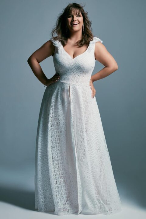 suknia ślubna z dekoltem w serek i koronkowymi ramiączkami, w kolorze białym.