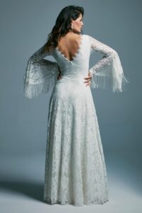 suknia ślubna z koronkowymi rękawami i dekoltem w serek, z długim, zwiewnym dołem